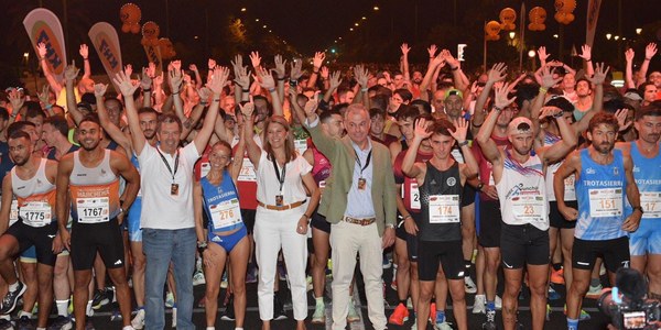 25 000 corredores participan en la edición de récord de la Nocturna del Guadalquivir KH-7