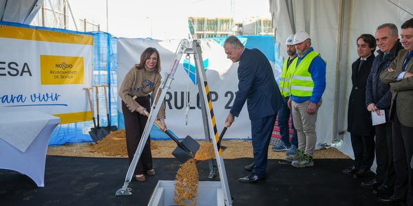 Acto de colocación de la primera piedra del residencial Puerta de la Carne, de Emvisesa, en Palmas Altas