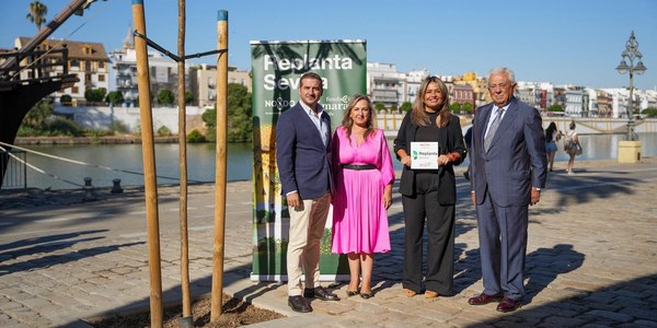 Ayuntamiento y Fundación Cámara de Comercio inician con la colocación de las placas en reconocimiento a las empresas que participan en Replanta Sevilla