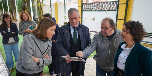 El alcalde anima a los sevillanos a votar por el ficus histórico del CEIP Huerta de Santa Marina para convertirlo en el Árbol del Año 2026