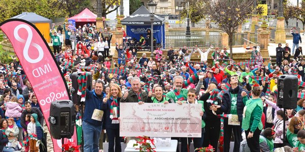 El alcalde asiste a la I Carrera de la Navidad de Sevilla que reúne a más de 1800 sevillanos por un fin benéfico