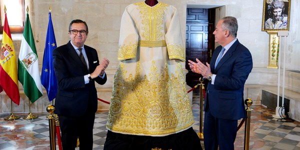 El alcalde asiste a la presentación de la nueva túnica para el Señor del Soberano Poder ante Caifás de San Gonzalo