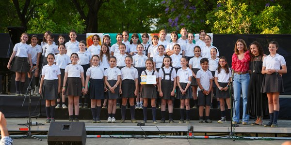 El alcalde asiste al primer gran encuentro de coros escolares organizado por el Ayuntamiento y que ha reunido a cientos de niños de los colegios de Sevilla