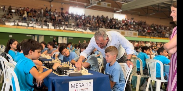 El alcalde clausura el programa educativo que une el ajedrez y las matemáticas y en el que han participado más de 3000 escolares sevillanos