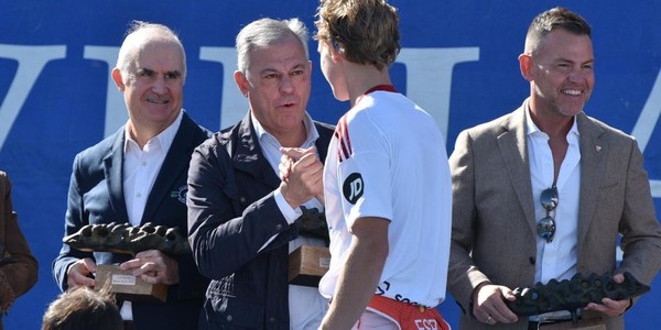 El alcalde de Sevilla asiste a la 59.ª Regata Sevilla-Betis, que recupera su meta frente a la Torre del Oro y deja victorias repartidas entre ambos clubes