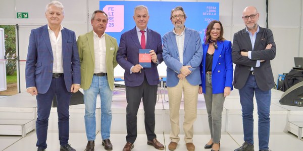 El alcalde de Sevilla asiste a la presentación del libro 'Sevilla. El pretérito perfecto' en la Feria del Libro El alcalde de Sevilla asiste a la presentación del libro 'Sevilla. El pretérito perfecto' en la Feria del Libro