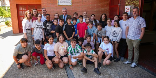 El alcalde de Sevilla celebra los 25 años del colegio Azahares "como referente educativo para generaciones de sevillanos"