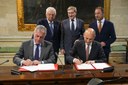 El alcalde de Sevilla firma el convenio con la promotora de ‘Vera Sevilla’ que permitirá la construcción de la pasarela peatonal Princesa Leonor