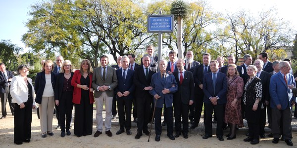 El alcalde de Sevilla inaugura la glorieta dedicada a la Virgen de la Candelaria en la entrada de los Jardines de Murillo