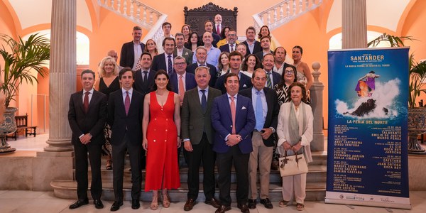El alcalde de Sevilla, José Luis Sanz, apoya la Feria Taurina de Santiago, de Santander, durante su presentación en el Ayuntamiento de Sevilla