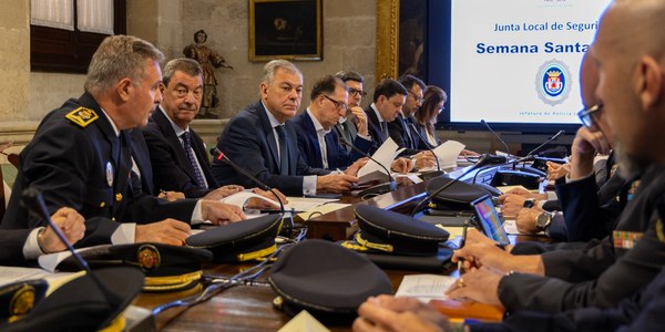 El alcalde de Sevilla, José Luis Sanz, ha presidido hoy la Junta Local de Seguridad previa al comienzo de la Semana Santa