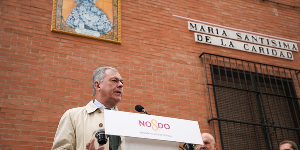 El alcalde de Sevilla, José Luis Sanz, inaugura el Pasaje María Santísima de la Caridad de Santa Aurelia
