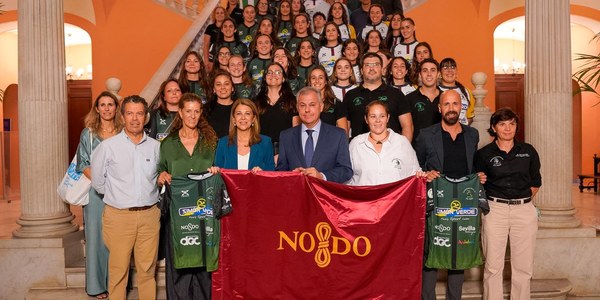 El alcalde de Sevilla, José Luis Sanz, recibe a las Cocos Rugby en el Ayuntamiento de Sevilla