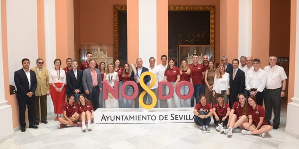 El alcalde de Sevilla, José Luis Sanz, recibe al C. B. Sevilla Femenino tras su ascenso a la Liga Challenge y agradece “llevar la marca Sevilla por España a través del deporte femenino”