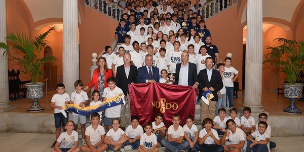 El alcalde de Sevilla, José Luis Sanz, recibe al Club Waterpolo Sevilla para homenajear su historia e ilusionante presente