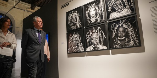 El alcalde de Sevilla presenta la exposición ‘Narrativas ocultas’ de Isabel Muñoz y Susan Meiselas, dos iconos de la fotografía contemporánea