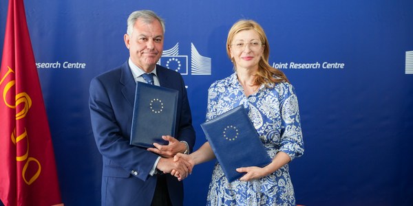 El alcalde de Sevilla y la comisaría de Startups, Investigación e Innovación de la Unión Europa firman la cesión de los terrenos para la construcción del nuevo JRC
