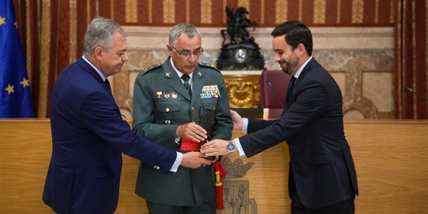 El alcalde entrega el XI Premio contra el terrorismo Alberto Jiménez Becerril 2025 a la Guardia Civil