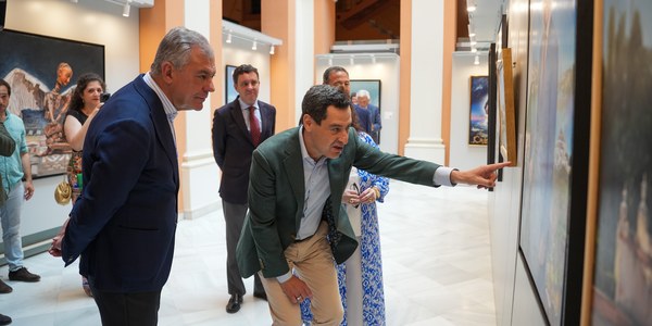 El alcalde felicita a Elena Montero por ‘Almayéutica’: "Una magnífica exposición de esta pintora de la sevillanía que convierte por unos días al Ayuntamiento en la casa de la pintura"