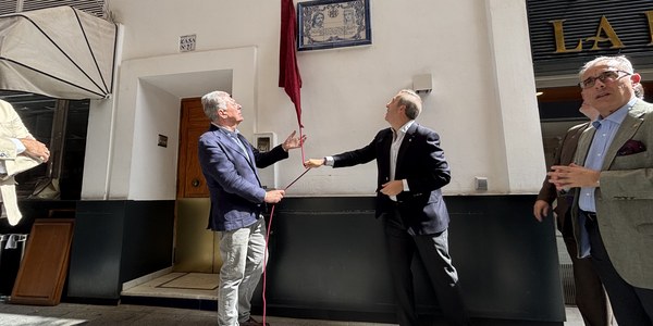 El alcalde inaugura el azulejo que la Hermandad de Santa Genoveva dedica al escultor Paz Vélez junto al arco del Postigo