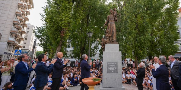 El alcalde inaugura el monumento a Marcelino Champagnat ante toda la comunidad educativa del colegio Marista El alcalde inaugura el monumento a Marcelino Champagnat ante toda la comunidad educativa del colegio Marista