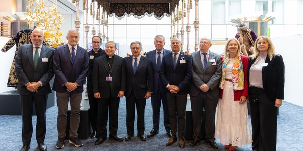 El alcalde inaugura en Bruselas una exposición del arte sacro sevillano sin precedentes en el Parlamento Europeo