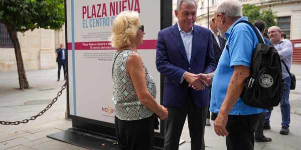 El alcalde inaugura la exposición ‘Plaza Nueva, el centro de todos’, “una muestra para entender la importancia de devolver a este espacio su imagen original”