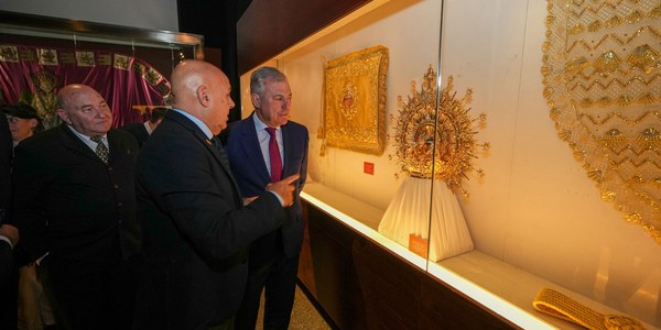 El alcalde inaugura la exposición “Sevilla Fecit 2025”, “un homenaje al arte sacro contemporáneo y a los artistas que mantienen viva una industria única en el mundo”