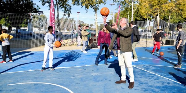 El alcalde inaugura la pista de baloncesto de la avenida Concejal Alberto Jiménez-Becerril, un nuevo espacio deportivo para el distrito Macarena