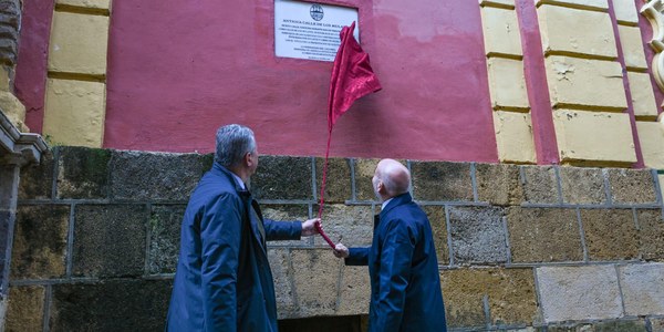 El alcalde inaugura la placa en recuerdo a la antigua “Calle de los Mulatos”