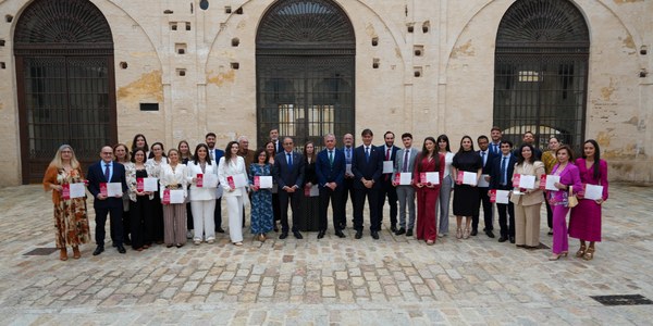 El alcalde preside el acto de entrega de premios de los mejores expedientes universitarios de 21/22 y 22/23