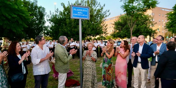 El alcalde reconoce a Conchita Rivas, emblema vecinal de Los Bermejales, con la rotulación de una plaza en su barrio