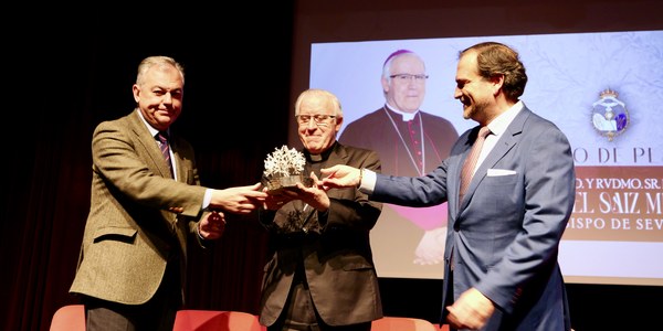El alcalde reconoce la labor del arzobispo por Sevilla en la entrega del Olivo de Plata de la Redención