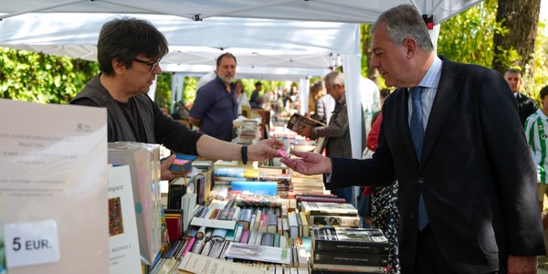 El alcalde Sanz celebra el Día del Libro en los Jardines de Murillo