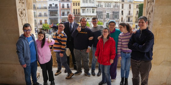 El alcalde Sanz da la bienvenida a alumnos con autismo y síndrome de Down que inician prácticas laborales en el Ayuntamiento