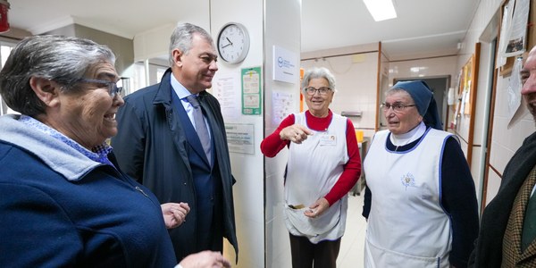 El alcalde Sanz entrega el donativo del XI Concierto Solidario de Navidad organizado por la Compañía Sevillana de Zarzuela a favor del Comedor Social de Triana