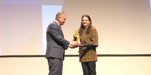 El alcalde Sanz entrega el Giraldillo de Honor del Festival de Cine Europeo de Sevilla a Juliette Binoche