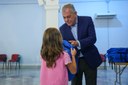 El alcalde Sanz entrega las primeras mochilas del programa Equípate para el curso 2025-2026