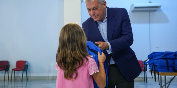 El alcalde Sanz entrega las primeras mochilas del programa Equípate para el curso 2025-2026