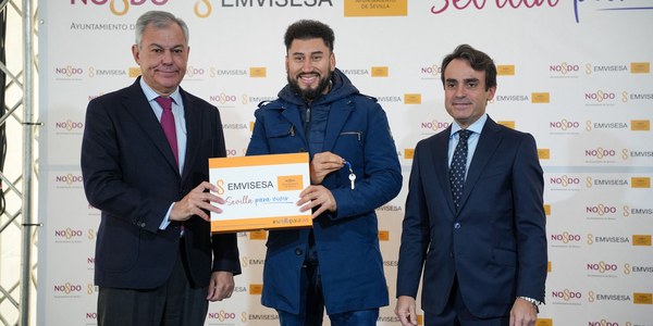 El alcalde Sanz hace entrega de las llaves de la promoción de Emvisesa ‘Entreolivos-Bellavista’, que cuenta con 125 viviendas