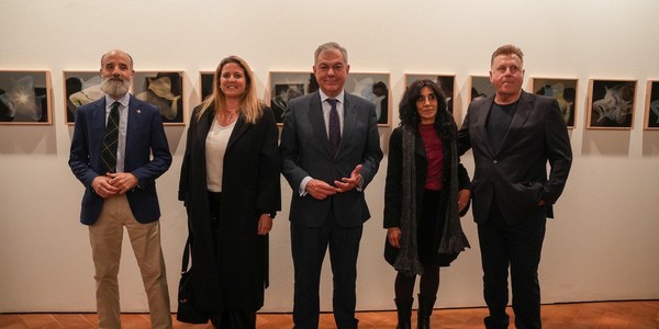 El alcalde Sanz inaugura el ciclo de exposiciones ‘Interrelaciones y desvíos’ en el Espacio Santa Clara