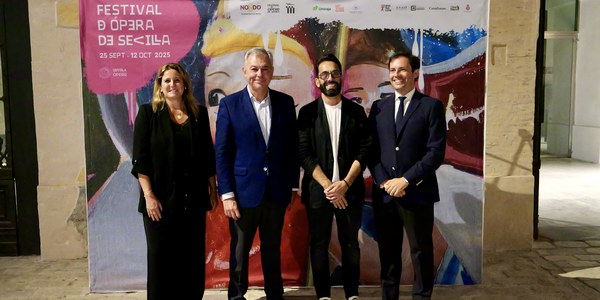 El alcalde Sanz inaugura el I Festival de Ópera de Sevilla con el estreno de 'Les Enfants Terribles'