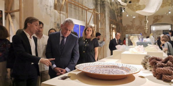 El alcalde Sanz inaugura la exposición internacional INTERWOVEN en la Real Fábrica de Artillería
