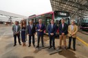 El alcalde Sanz presenta la incorporación de 17 nuevos autobuses articulados híbridos a la flota de Tussam y anuncia el recorrido y la puesta en marcha de la nueva línea Sevilla Este-Hospital Macarena el próximo 17 de noviembre