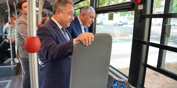 El alcalde Sanz realiza el primer viaje en tranvibús, que será gratuito la primera semana