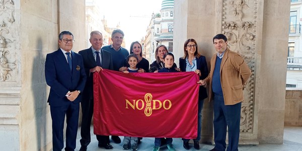 El alcalde Sanz recibe a los sevillanos Antonio Toledano y Adriana Martel, que participarán en el Mundial de Golf Junior