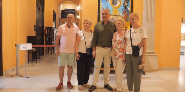 El alcalde Sanz recibe a los sevillanos en la Casa Consistorial durante la Noche en Blanco