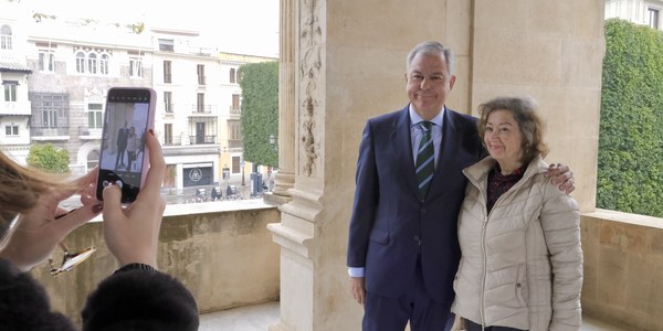 El alcalde Sanz recibe a los sevillanos en la jornada de puertas abiertas del Ayuntamiento por el Día de Andalucía