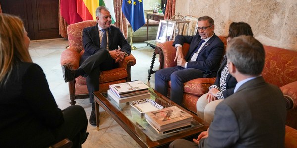 El alcalde Sanz recibe a su homólogo de Burdeos en el Ayuntamiento