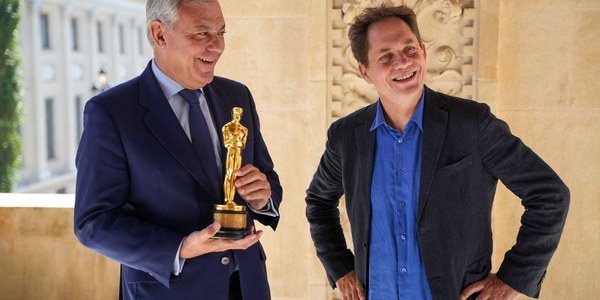 El alcalde Sanz recibe al productor ganador del Óscar Ron Dyens en el marco del 22.º Festival de Cine Europeo